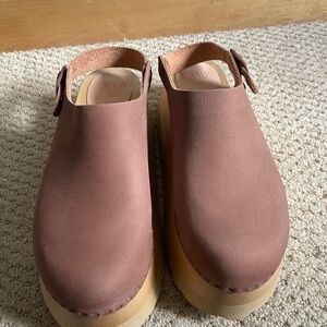Bryr Brown Mules Classic Wooden Sole Teagan in Adobe